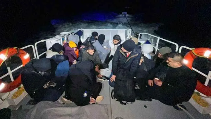 Lastik bot içinde 17 göçmen kurtarıldı