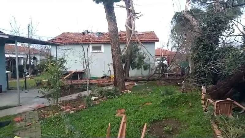 Edirne’de fırtına bazı binaların çatılarını uçurdu