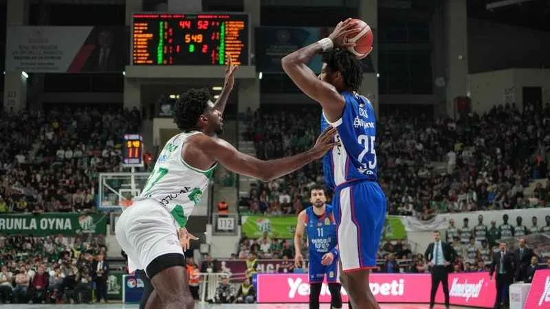 Anadolu Efes deplasmanda Bursaspor Info'yu mağlup etti