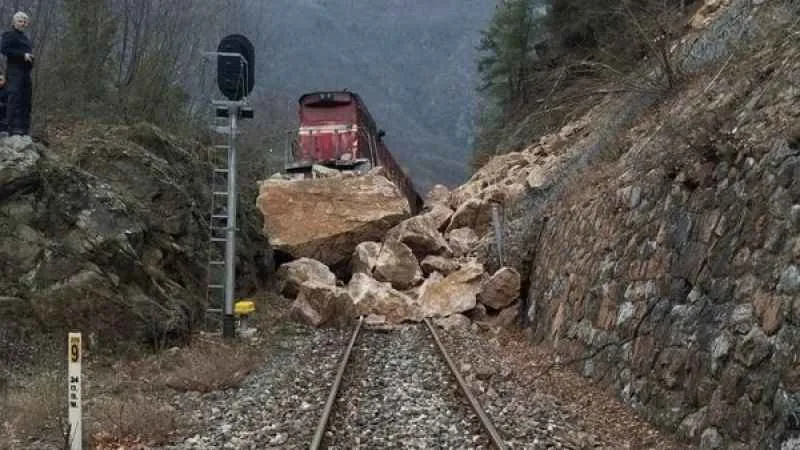 Kayalar demir yoluna düştü, yük treni raydan çıktı