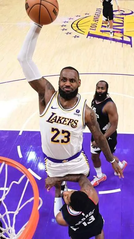 Los Angeles derbisinde Lakers galip