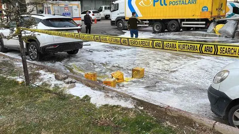 Kargo patladı: 4 PTT çalışanı zehirlendi