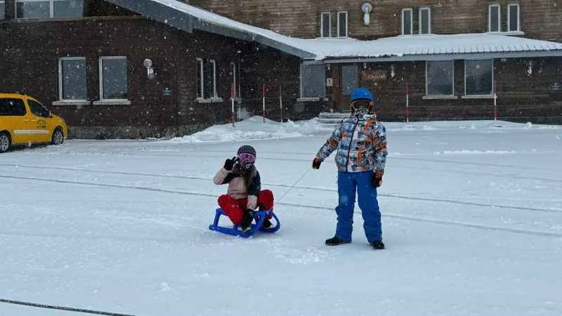 Kartalkaya'da kar yağışı etkili olmaya başladı