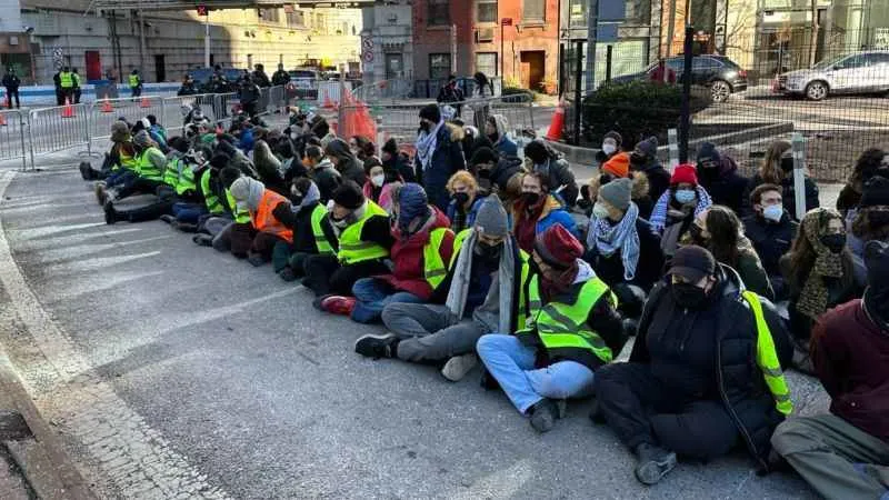 New York’ta Yahudiler "Gazze’de ateşkes" çağrısıyla tüneli trafiğe kapattı