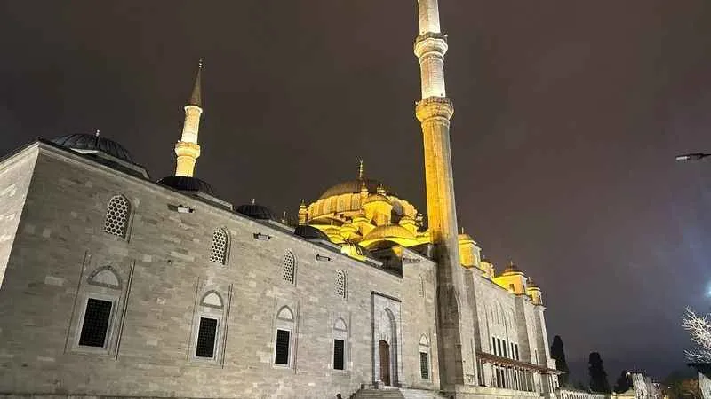 İstanbul'da Fatih Camii'nde imam ve bir kişi bıçaklandı