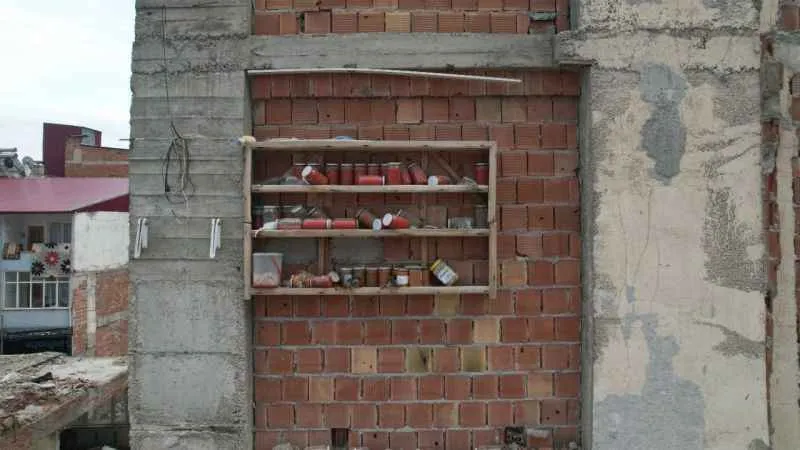 Bina yıkıldı, kavanozlar 11 aydır aynı yerde