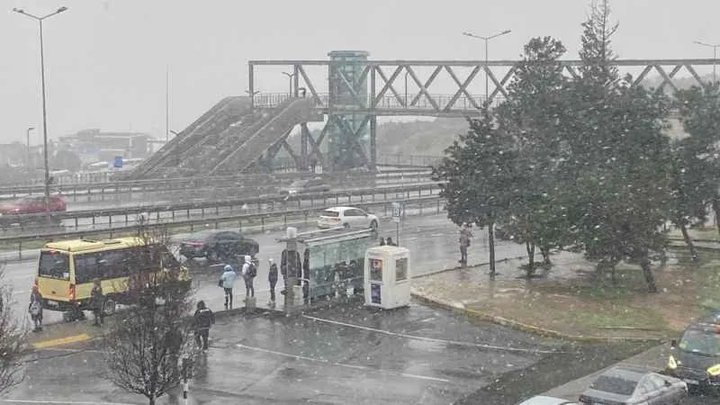 İstanbul’da kar yağışı etkisini göstermeye başladı