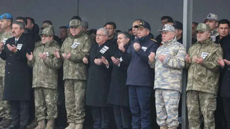 Bakan Güler ile komutanlar şehit askerler için düzenlenen törene katıldı