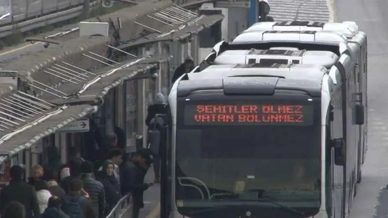 Toplu taşıma araçlarının güzergah tabelasına “Şehitler Ölmez Vatan Bölünmez” yazıldı
