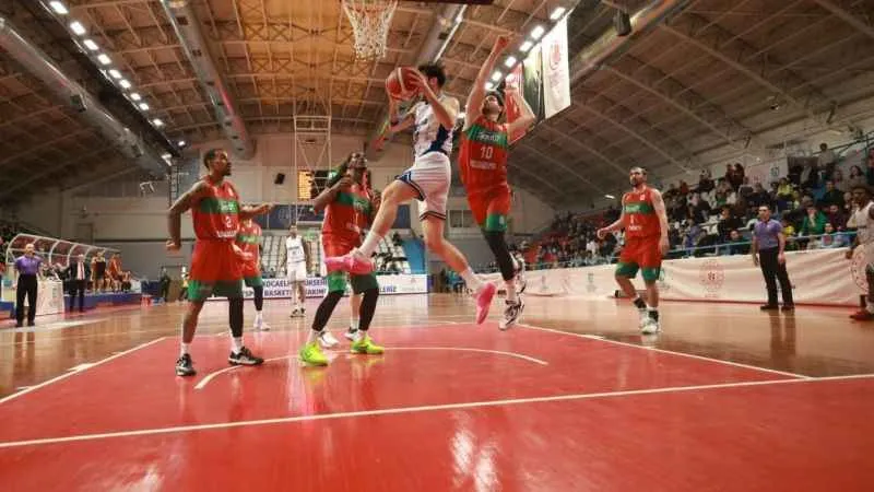 Kocaeli BŞB Kağıtspor evinde Semt77 Yalovaspor'a mağlup oldu