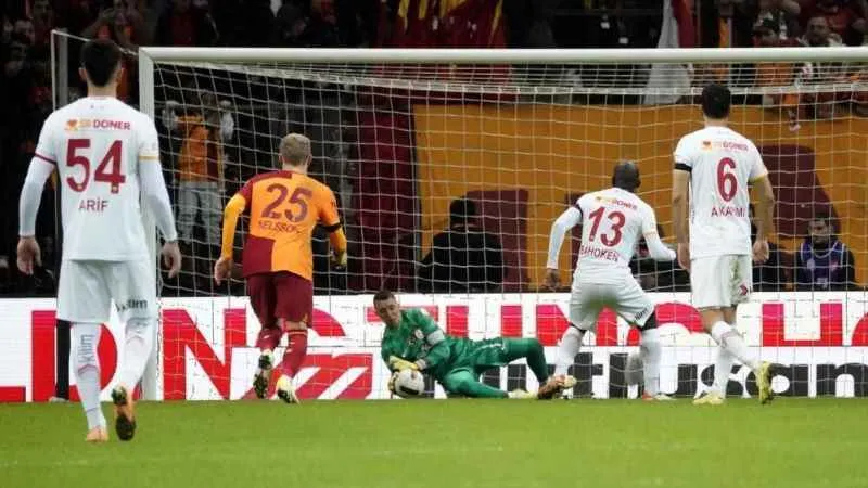 Muslera 17 ay sonra penaltı kurtardı