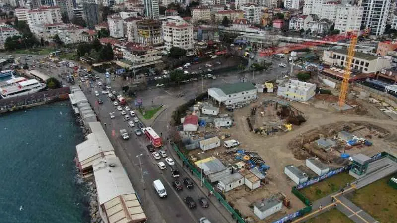 Bağdat Caddesi girişi trafiğe kapatıldı: Esnaf tepkili