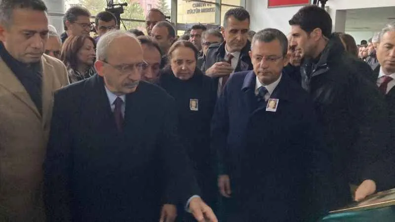 Özel ve Kılıçdaroğlu cenaze töreninde bir araya geldi