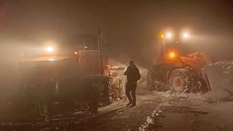 Yolda mahsur kalan 35 kişi kurtarıldı