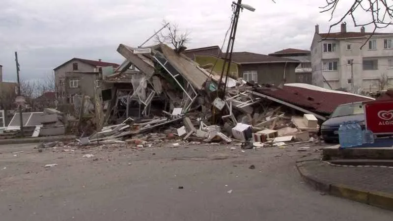 Metro çalışması sırasında iki bina çöktü