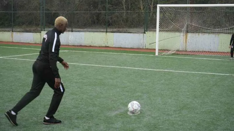 Ünlü futbolcu İbrahim Yattara, İstanbul’da Amatör Lig’de ter döküyor