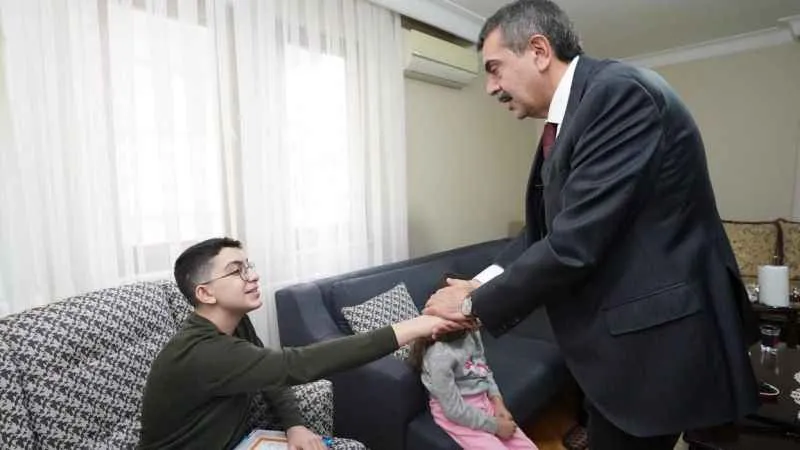 Depremzede öğrencinin karnesini, Bakan Tekin verdi 