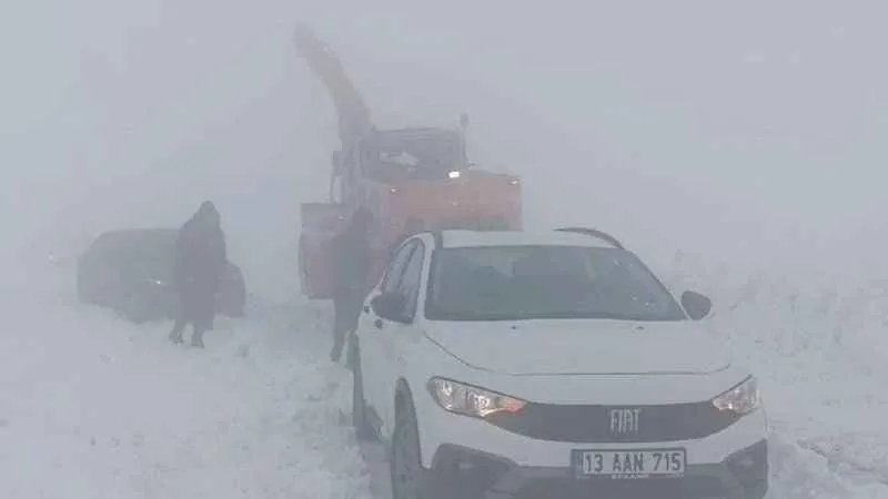 Muş'ta 22 araç içerisinde mahsur kalan 69 kişi kurtarıldı