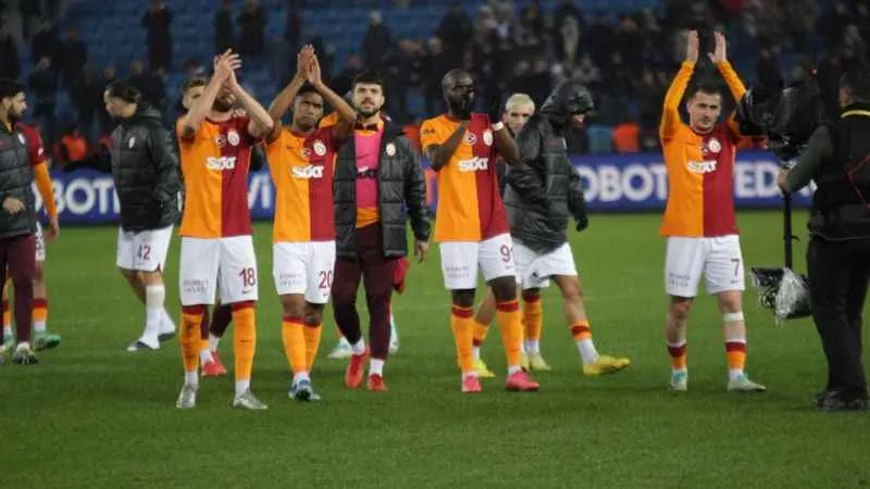 Galatasaray ile Fenerbahçe zirveyi 54 puanla paylaşıyor
