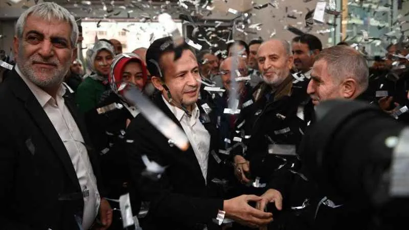 Şadi Yazıcı alkışlarla karşılandı