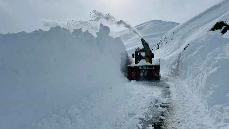 Hakkari'de kar boyu kepçeyi geçti