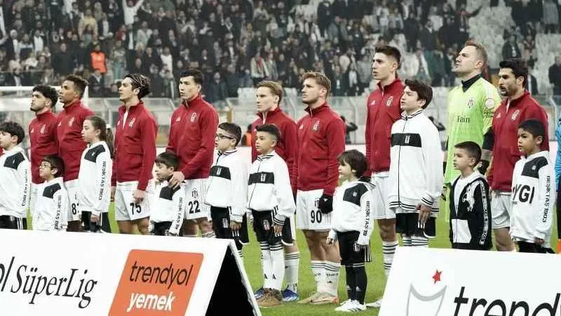 Svensson, ilk 11'de eski takımına karşı forma giydi