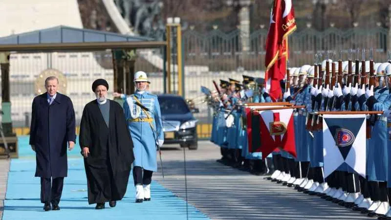 İran Cumhurbaşkanı Reisi resmi törenle karşılandı