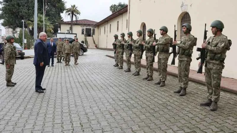 Bakan Güler, 2’nci Hudut Alay Komutanlığı’nda incelemelerde bulundu