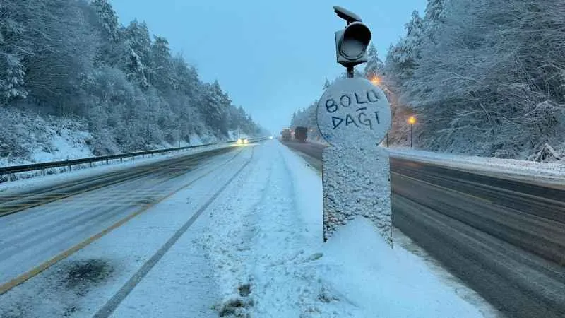 Kar yağışı yüzünden Bolu Dağı ağır taşıtlara kapatıldı