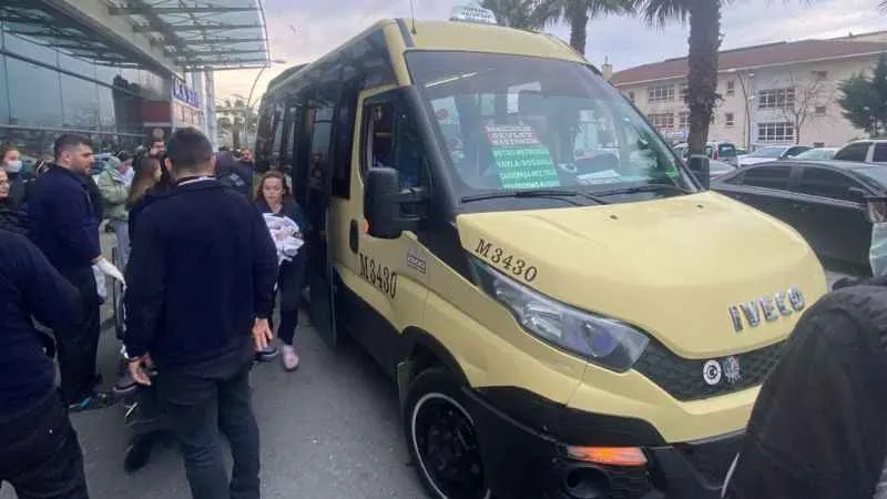 İstanbul'da bir kadın minibüste doğum yaptı