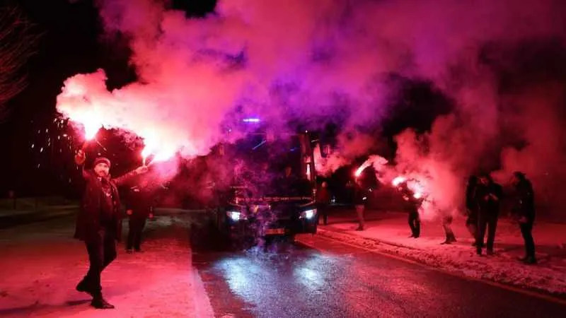 Beşiktaş, Sivas’ta meşalelerle karşılandı