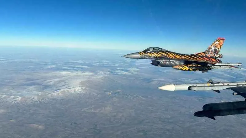 Türk savaş uçaklarından Kıbrıs’ın güneyinde eğitim uçuşu