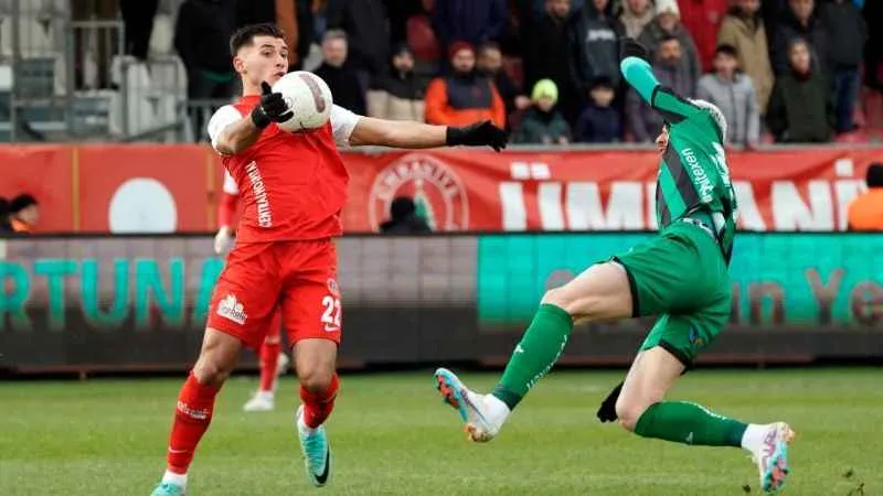 Ümraniyespor ile Sakaryaspor puanları paylaştı