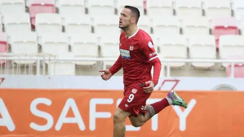 Sivasspor'u Rey Manaj taşıyor! Bu sezonki 15. golünü attı