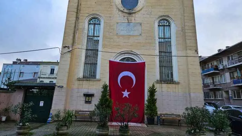 Saldırı düzenlenen kiliseye Türk bayrağı asıldı