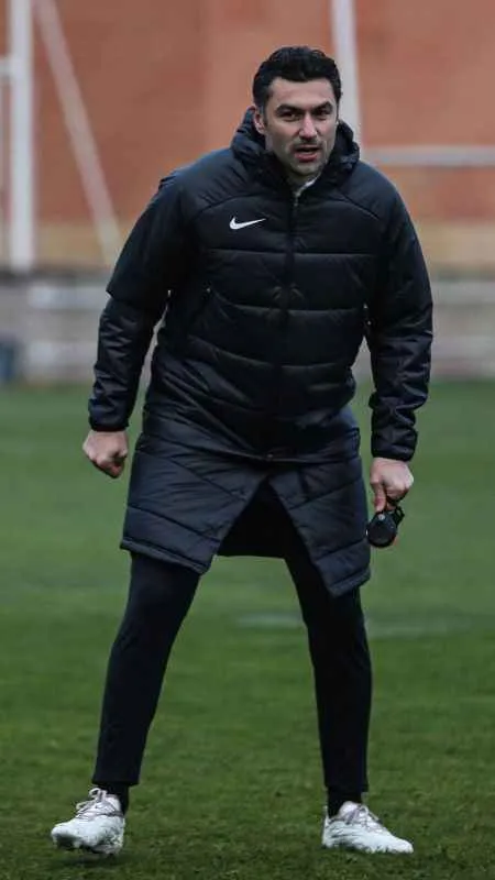 Kayserispor Teknik Direktörü Burak Yılmaz, ilk antrenmanında 