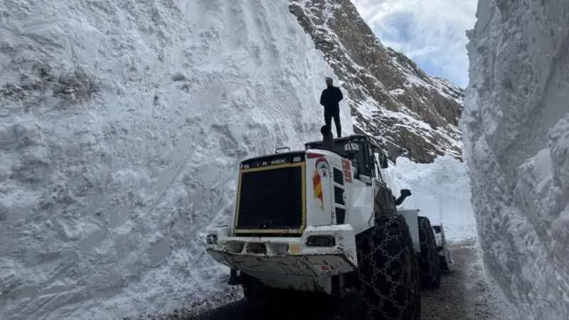 Kar kalınlığı 10 metreyi geçti