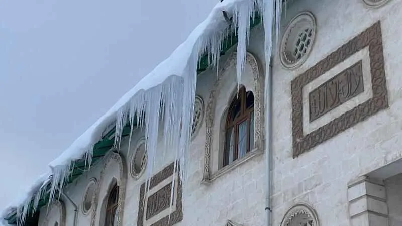 Tatvan sarkıtların boyu 2 metreyi buldu