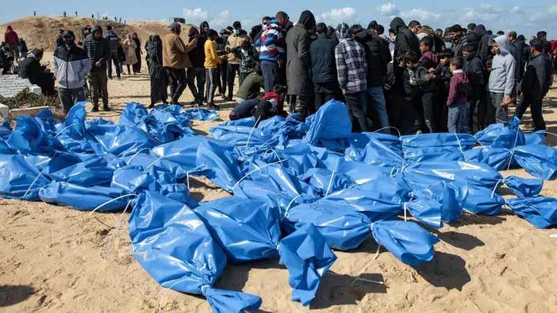 100 Filistinlinin cenazesi toplu mezara defnedildi