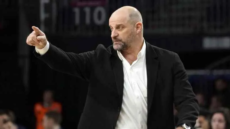 25 sayı öne geçtiği maçı kaybeden Galatasaray'da başantrenör Zvezdan Mitrovic görevden alındı