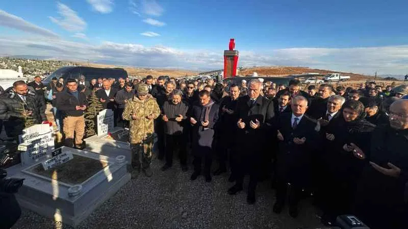 Bakan Ersoy depremde hayatını kaybedenleri mezarı başında andı