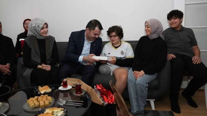 AK Parti İBB Başkan Adayı Kurum'dan depremzede aileye ziyaret