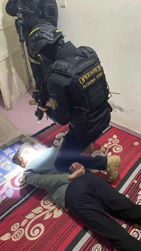 Öcalan’ın posterini köprüye asanlar gözaltına alındı