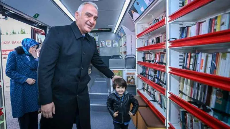 Bakan Ersoy: "Cumhuriyet'in 100'üncü yılında 100 yeni kütüphane hedefimize ulaştık"