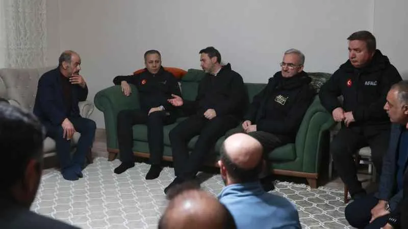 Bakan Yerlikaya ile Bakan Bayraktar’dan madencilerin ailelerine ziyaret