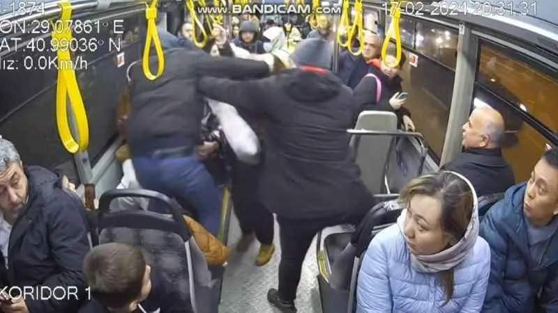 Otobüste yer isteyen kadına yumruklu saldırı 