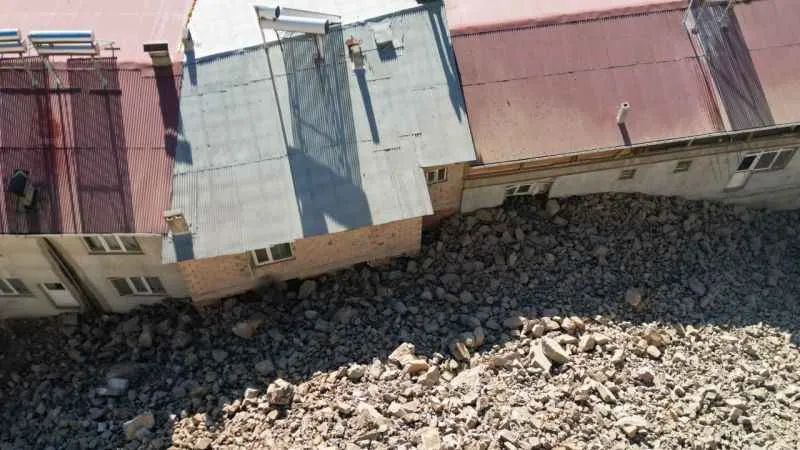 Uzundere'de göçük: Onlarca ev ve iş yeri zarar gördü