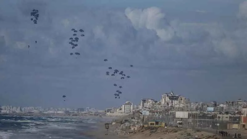 Gazze’ye havadan yardım faciaya dönüştü: 12 Filistinli boğuldu, 6 Filistinli ezildi