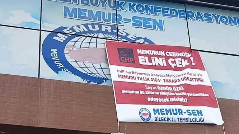 CHP Genel Başkanı Özel'e pankartlı protesto