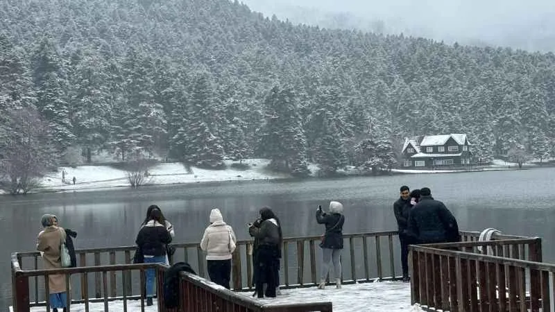Mart kapıdan baktırdı: Gölcük Tabiat Parkı beyaza büründü